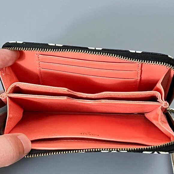 Fossil Wristlet Black & White Pattern Zip Around - Picture 9 of 15